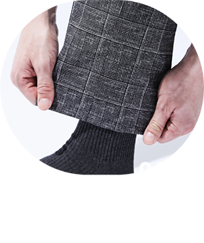 002 [整える] 裾を手で押さえ、折り目を整えます。