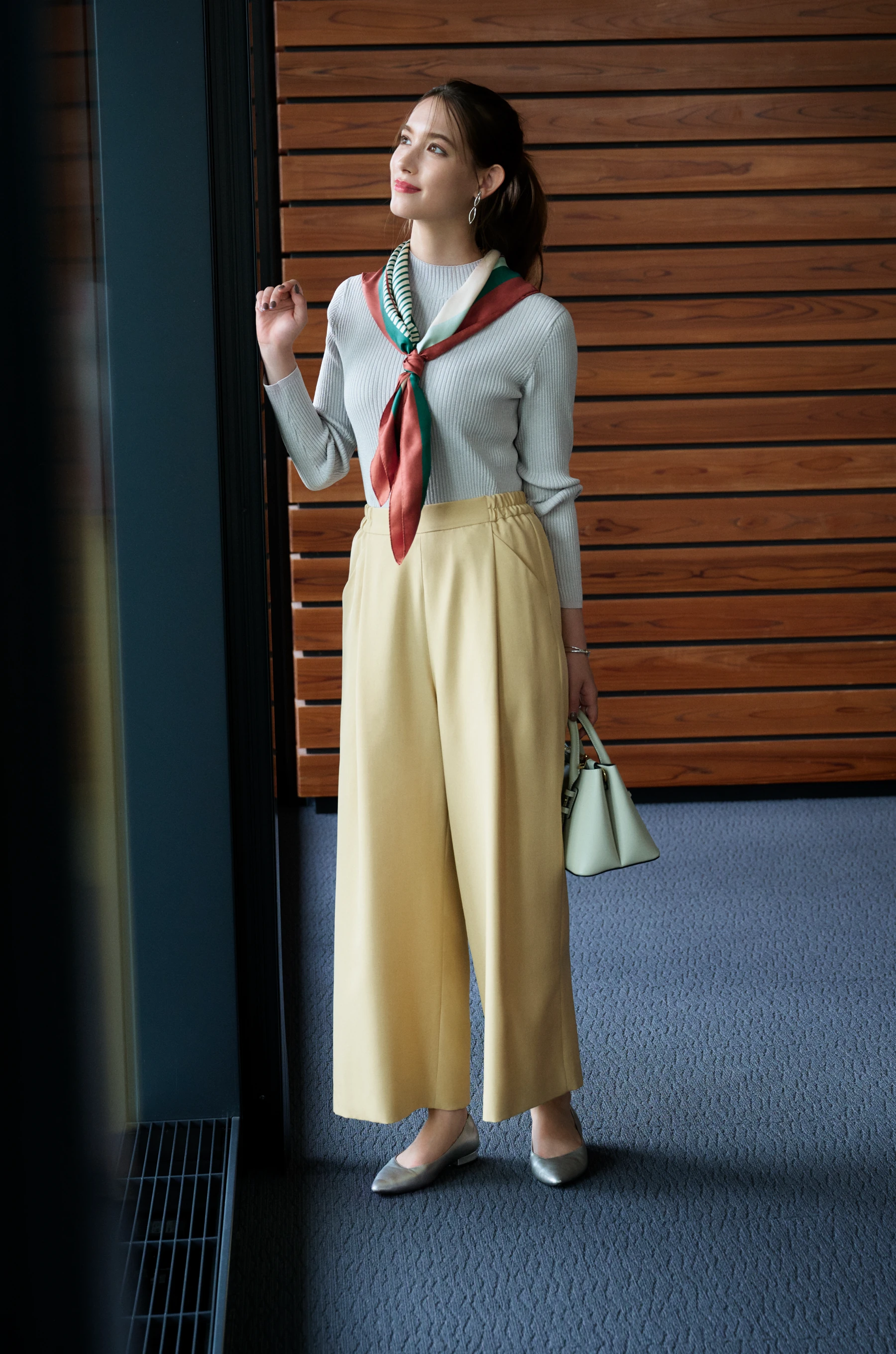 タックワイドパンツの着用イメージ