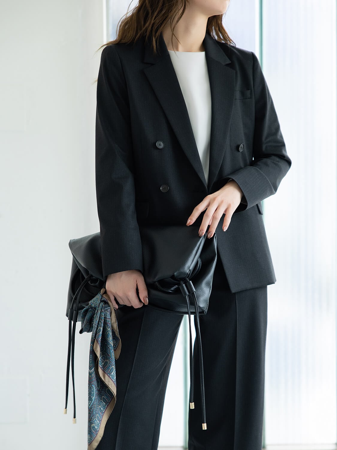 ゆとりのあるダブルジャケットとクルーネックトップスの着こなし