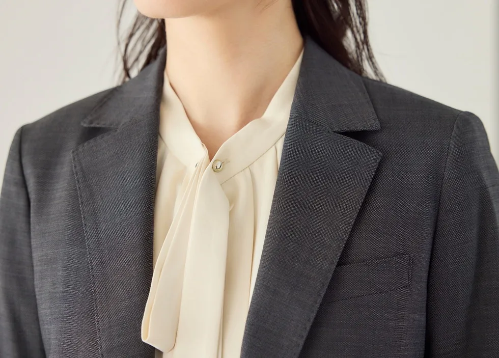 深めのVゾーンで、ボウタイブラウスとも好相性