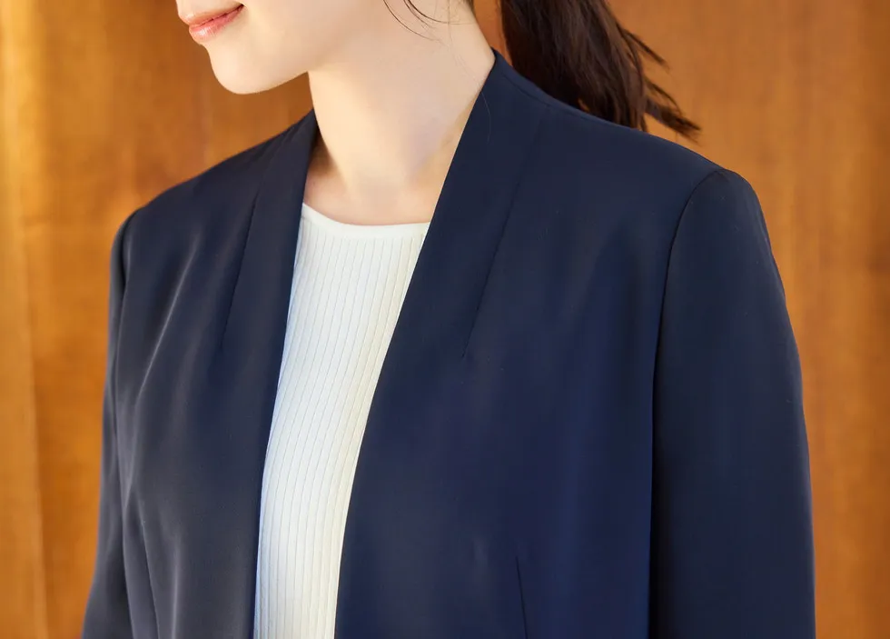 顔まわりをシャープに見せる、ほどよい開きのVカラー