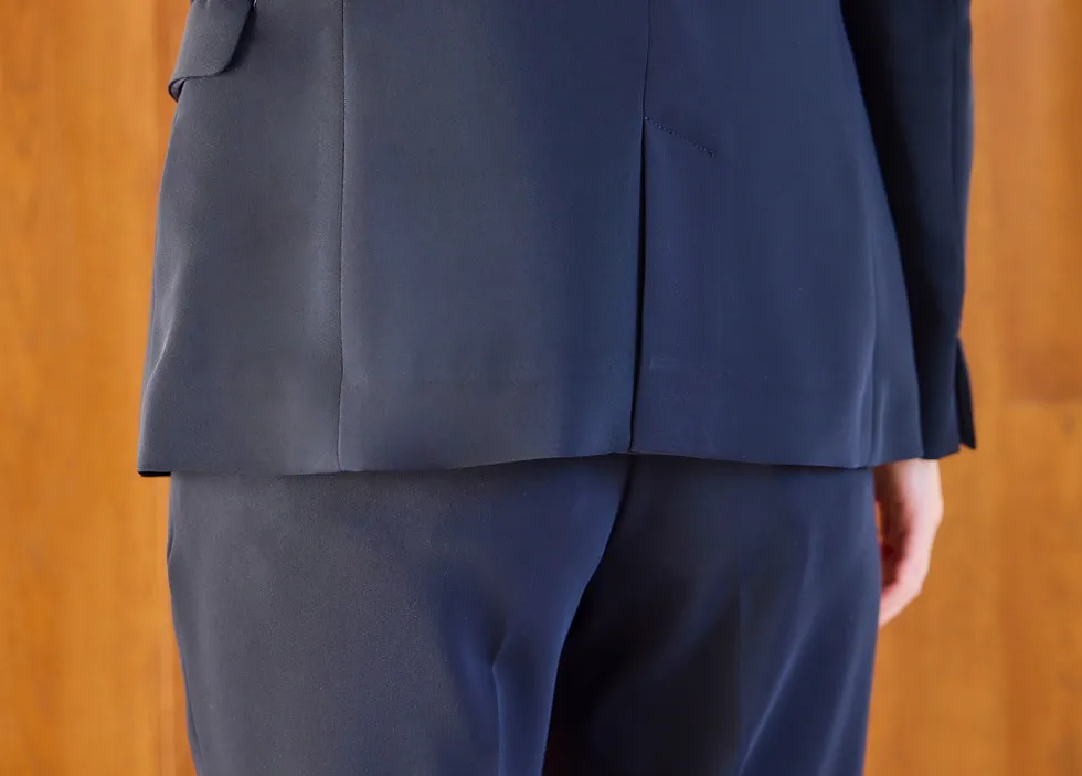 着丈は安心感のあるヒップにかかる長さ