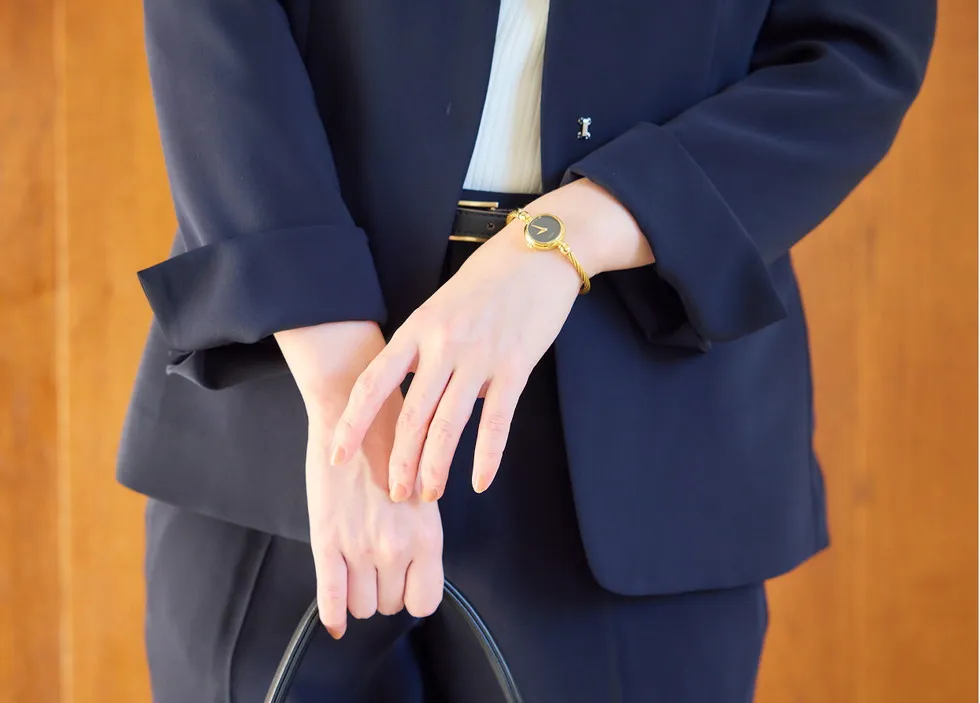 スリットカフス仕様で、袖の長さ調整も可能