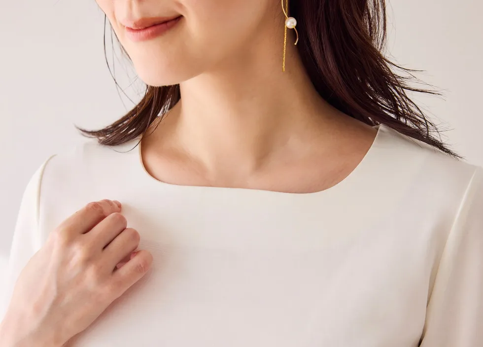 デコルテラインを美しく魅せてくれるスクエアネック