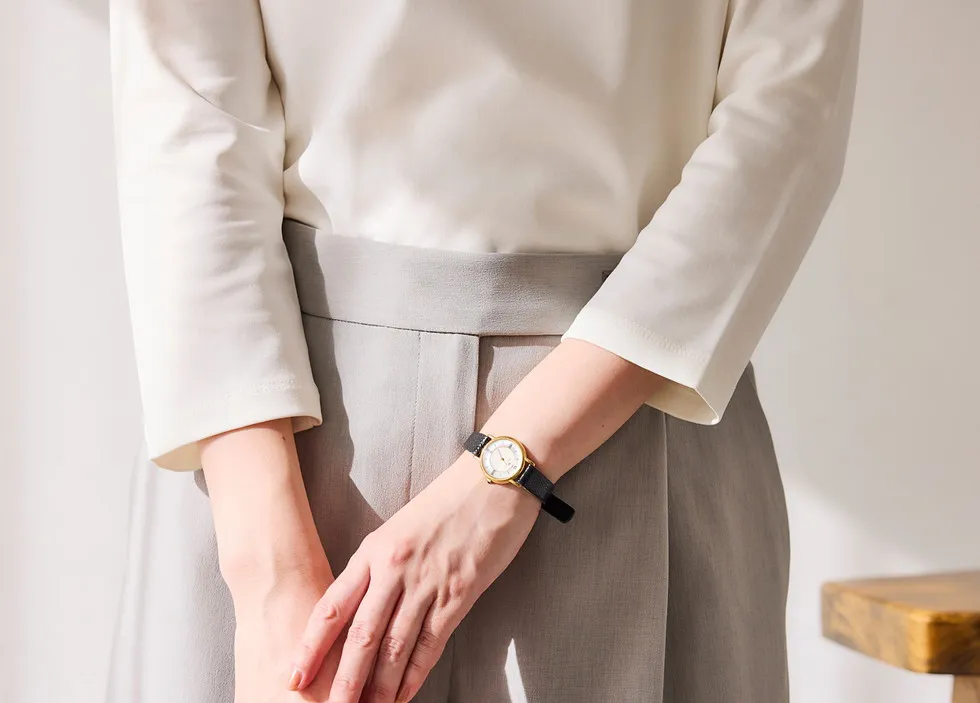 清潔感のある手元を演出する7分袖