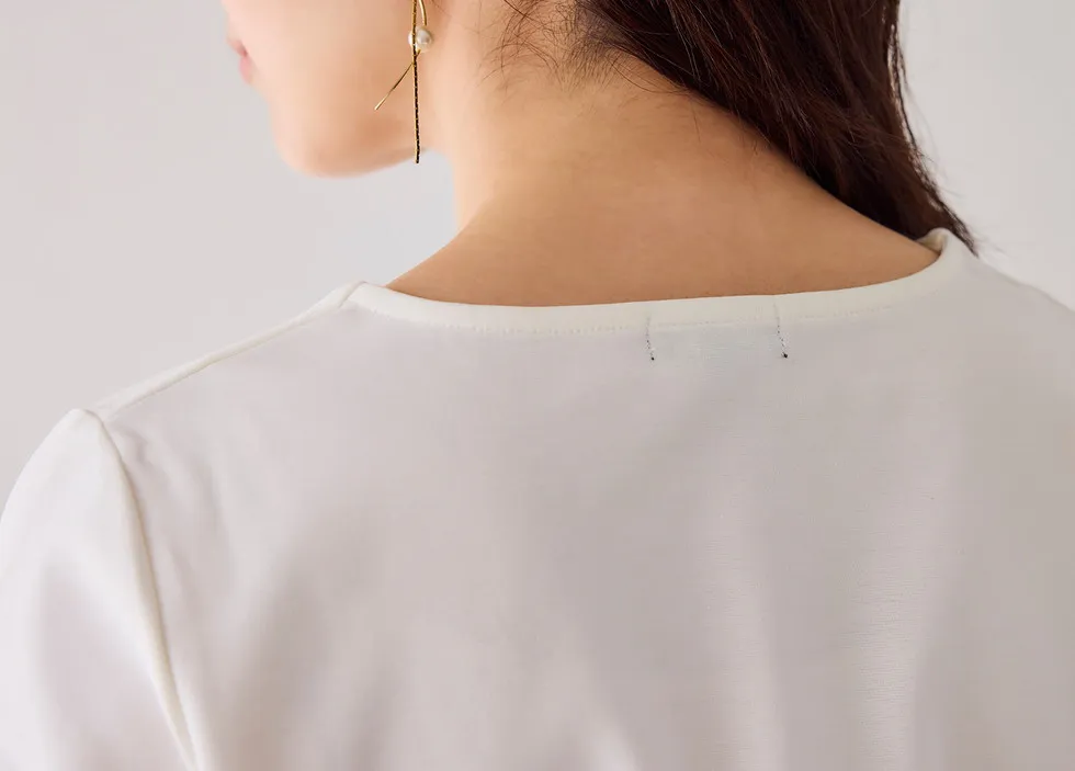 バックスタイルは浅めの開きで上品に