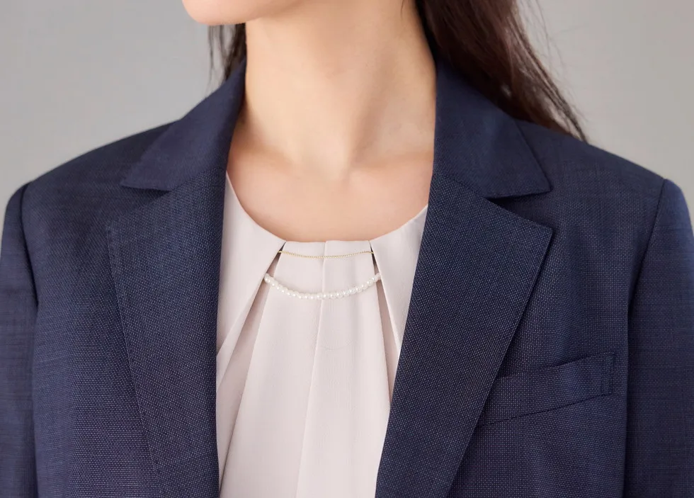 エレガントな雰囲気漂う、深めのVゾーン