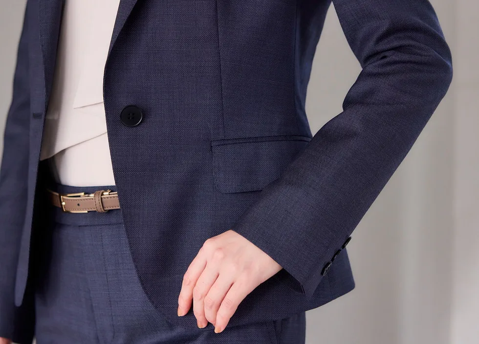 美しいウエストラインを引き立てる1つボタン