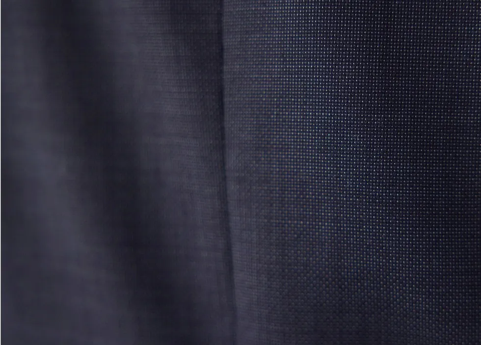 手触りのよい、品のある極細ウールを使用