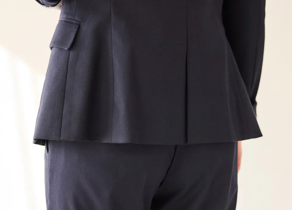 シャープな雰囲気の絶妙な着丈