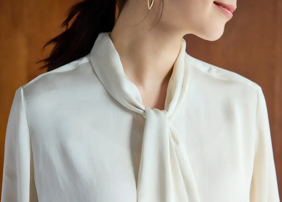 軽く結ぶだけで華やかなアスコットタイ