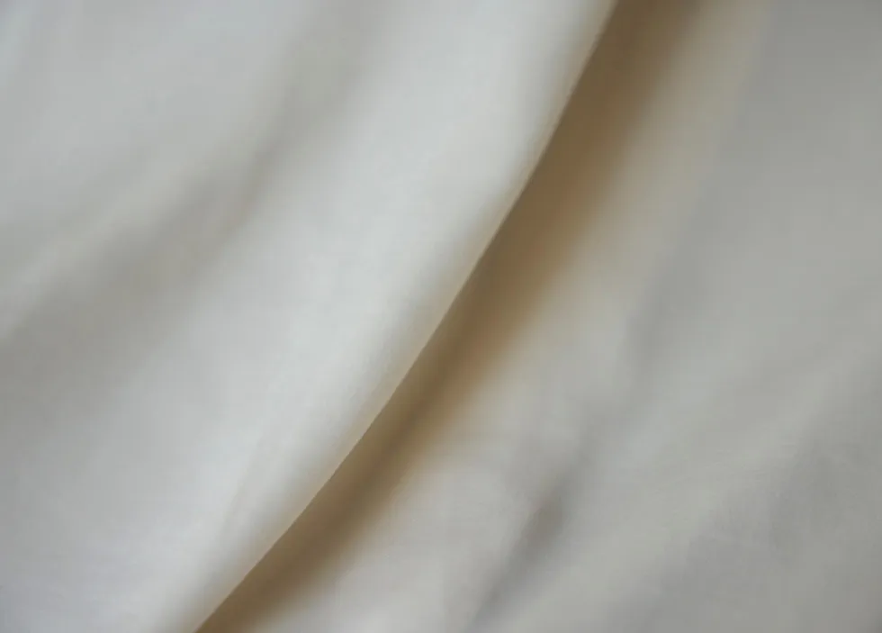 優雅な光沢と、しなやかなドレープ感