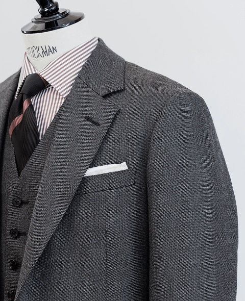 自然な構築美を宿したショルダーライン