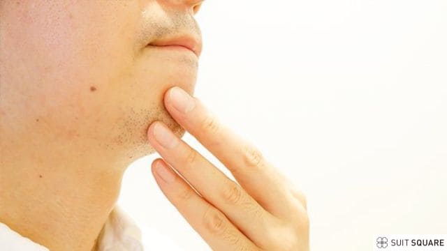 あごを触っている男性