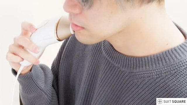 家庭用脱毛器でヒゲを脱毛する男性