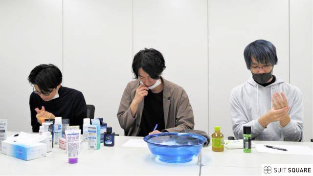 検証する男性編集部員