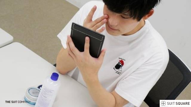 スキンケアをする男性