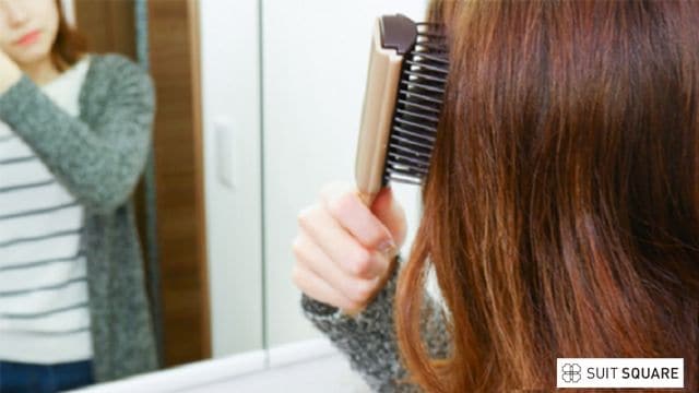 抜け毛に悩む女性