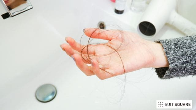 抜け毛に悩む女性
