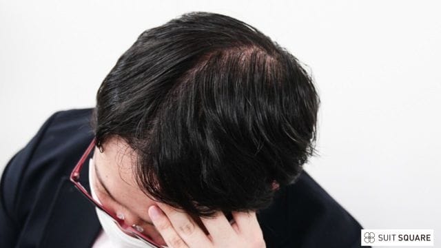 悩んでいる男性のイメージ