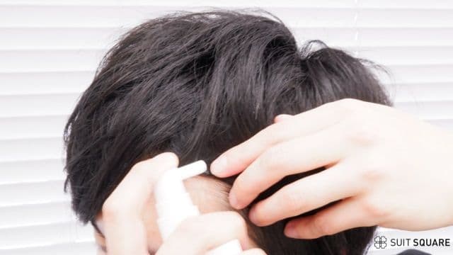 生え際に塗っている様子
