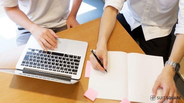 編集部が料金プランを比較している様子