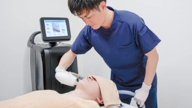 ヒゲ脱毛の施術を受ける男性