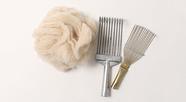 （左）カシミヤ山羊の原毛　（右）毛を刈り取る道具
