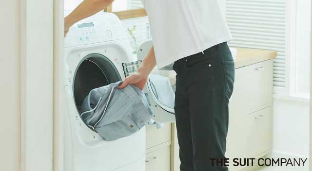 Yシャツを洗濯する男性