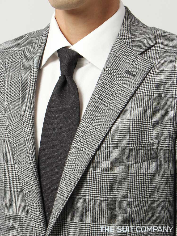 ジャケットに合わせてグレーのネクタイをコーデ