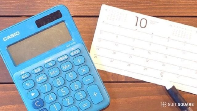AGA治療の効果が出るまでの費用と日数を示す電卓とカレンダー