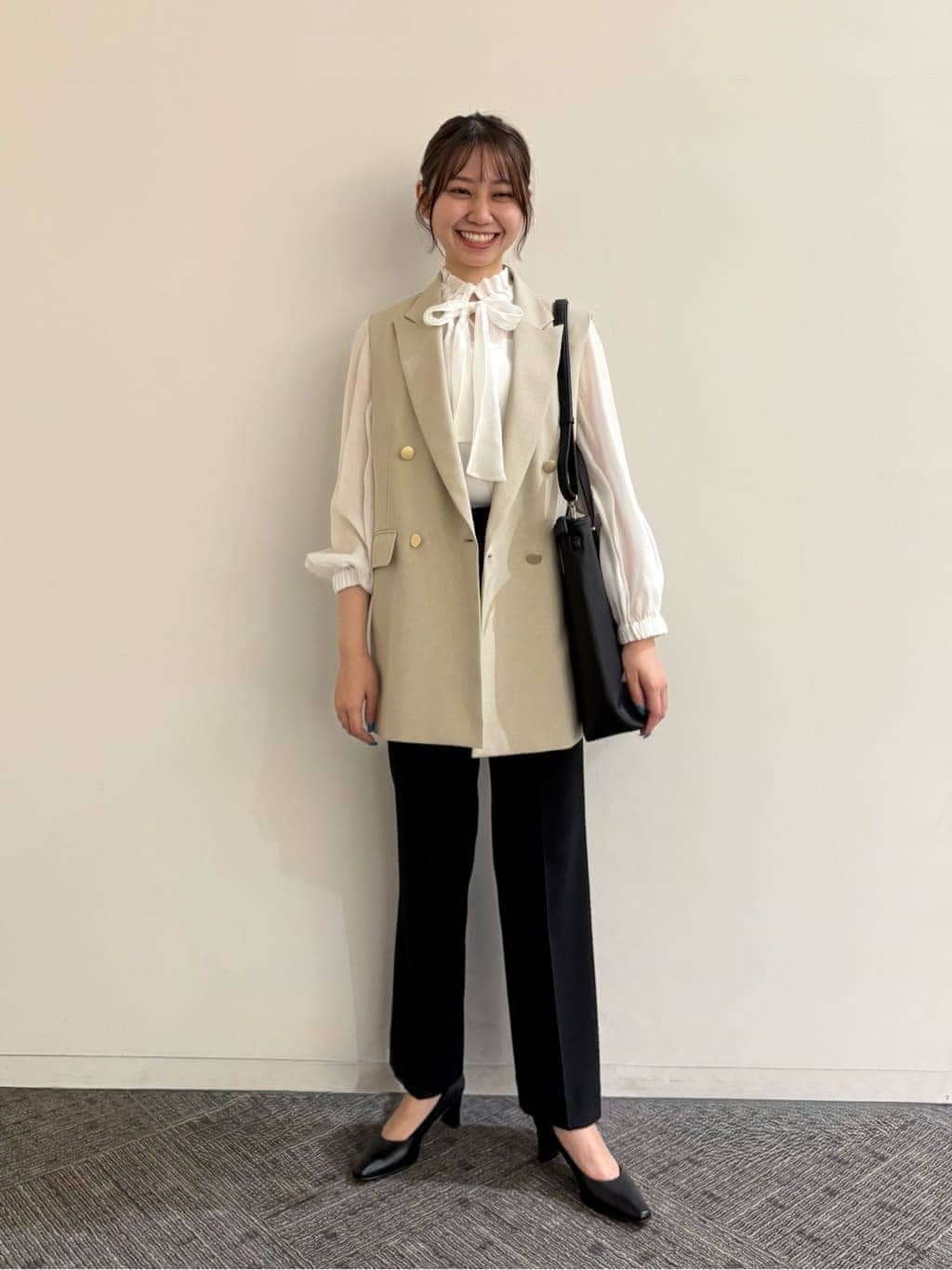 フリルブラウス ジレ 黒 ストレートパンツ
