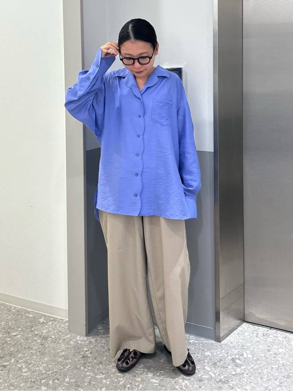 ブルー オーバーサイズシャツ ベージュ リネンライクワイドパンツ